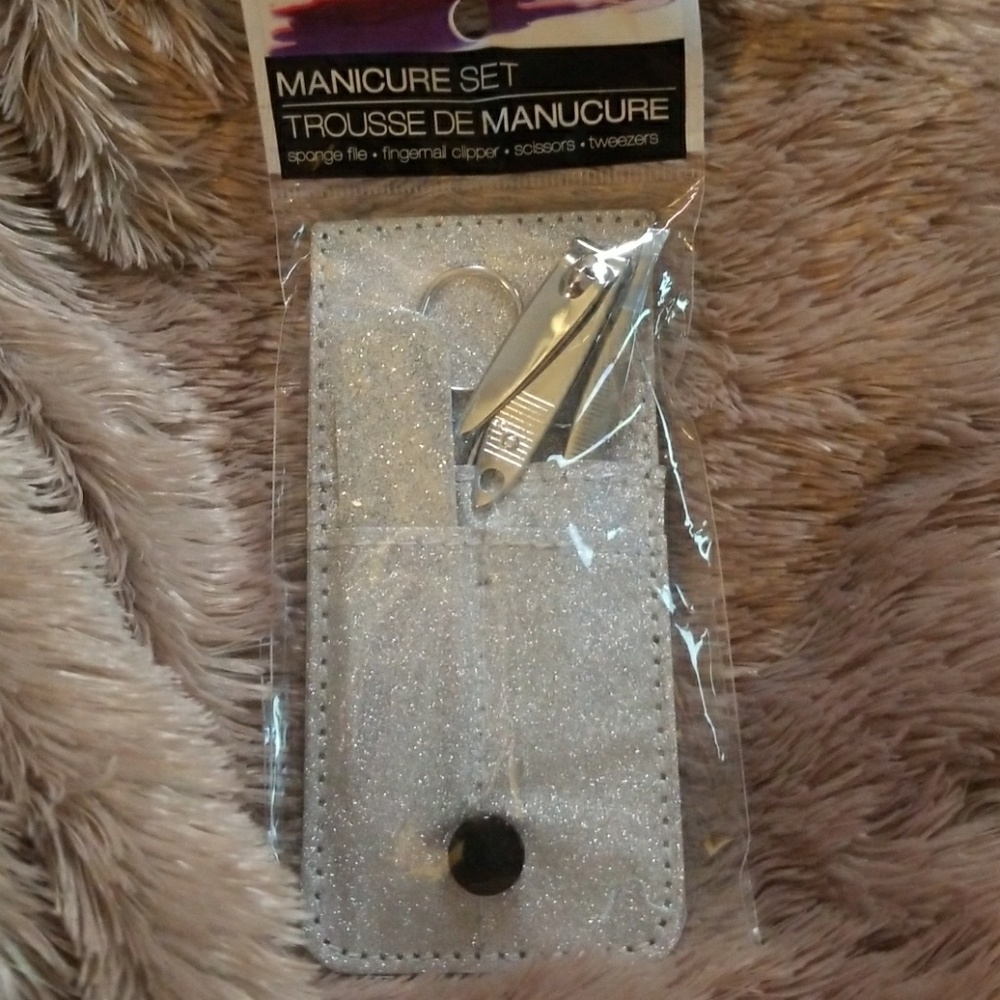 GLITTERY MANICURE SET